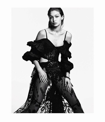 Длинноногая Джиджи Хадид снялась для японского Vogue: яркие фото