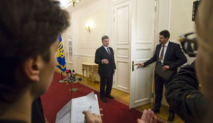 Порошенко затягує важливе рішення для України: ціна може бути висока