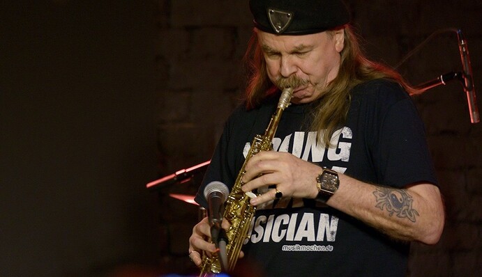 В России экстренно госпитализирован знаменитый музыкант