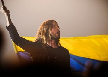 Украинский флаг, вареники и Иван Дорн: появились фото и видео Джареда Лето в Киеве