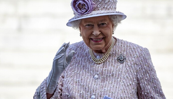 Елизавета II прилетела для знакомства с новорожденным принцем: опубликованы фото