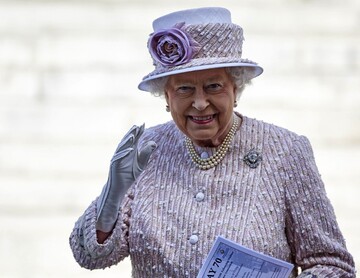 Елизавета II прилетела для знакомства с новорожденным принцем: опубликованы фото