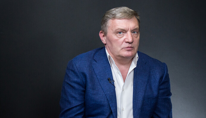 В Донецке тысячи людей выходили с флагами Украины, а в Киеве до сих пор восхваляют Сталина – замминистра