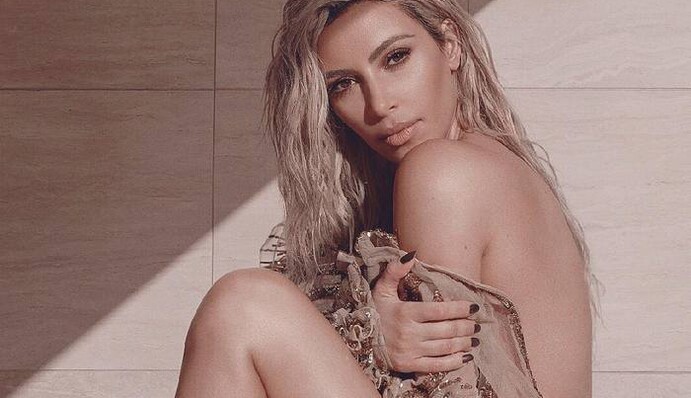 Голая и в глине: знаменитая многодетная мать взбудоражила сети новым фото