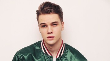 Участник Евровидения-2018 получил серьезную травму на репетиции: опубликовано фото