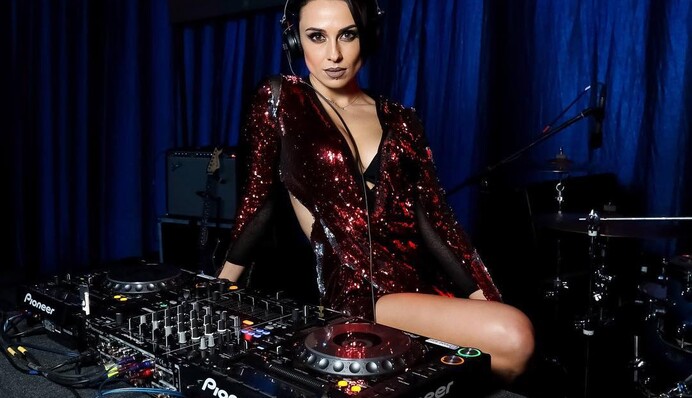 Dj NANA порадовала поклонников голым фото