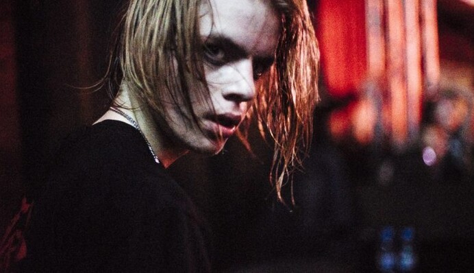 Российский рэпер ударил поклонника ногой во время концерта: скандальное видео