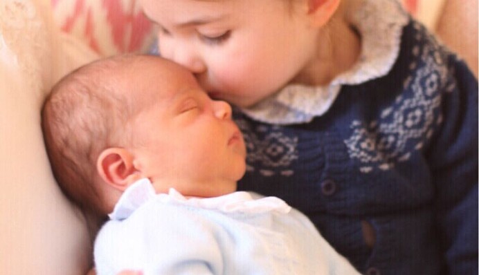 Опубликованы новые официальные фото принца Луи и принцессы Шарлотты