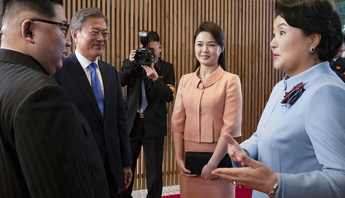 Ким Чен Ын оттолкнул фотографа за попытку снять его жену: опубликовано видео