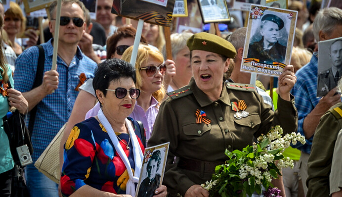 Луганск забросали мусором после криков 