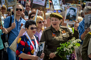 Луганськ закидали сміттям після вигуків "Слава Росії": як відзначали 9 травня на Донбасі