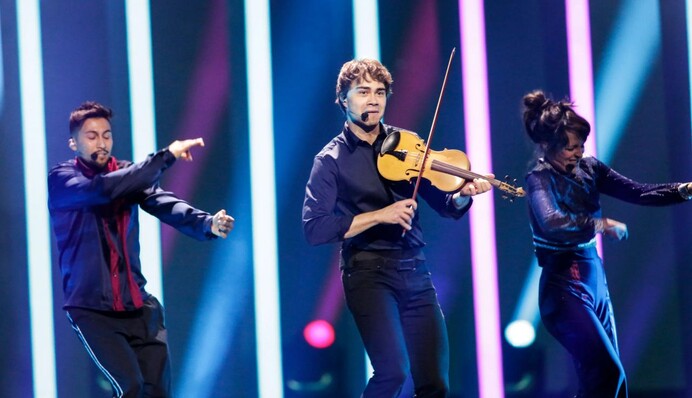 Фаворит Евровидения-2018 устроил зажигательные танцы со скрипкой: опубликовано видео