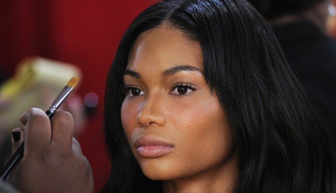 Одна из самых красивых моделей Victoria's Secret ждет первенца: яркие фото