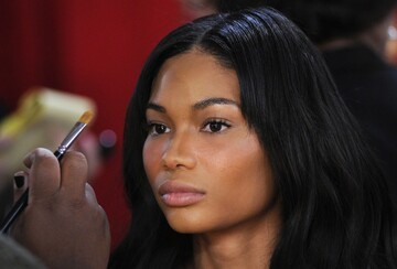 Одна из самых красивых моделей Victoria's Secret ждет первенца: яркие фото