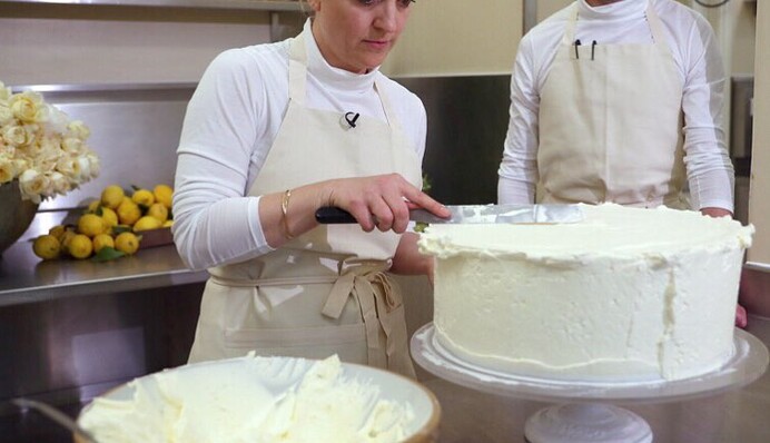 Свадьба принца Гарри и Меган Маркл: появились фото и видео приготовления праздничного торта