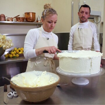 Свадьба принца Гарри и Меган Маркл: появились фото и видео приготовления праздничного торта