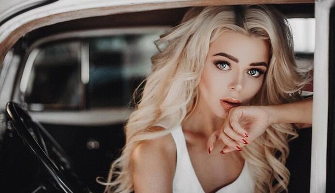 Сбежавшая в Россию певица похвасталась фигурой в бикини: пикантное фото