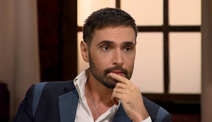 Не успели поцеловать: в Украине отменили еще один концерт Козловского, фанаты в печали