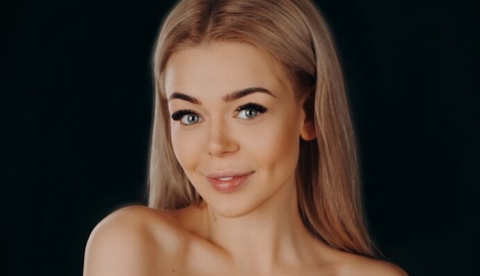 Сбежавшая в Россию певица засветила свои прелести в купальнике: горячие фото