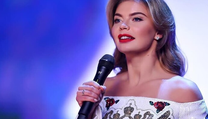 С гербом России на груди: 