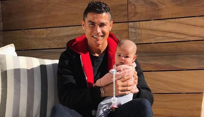 Роналду растрогал поклонников новым фото с детьми