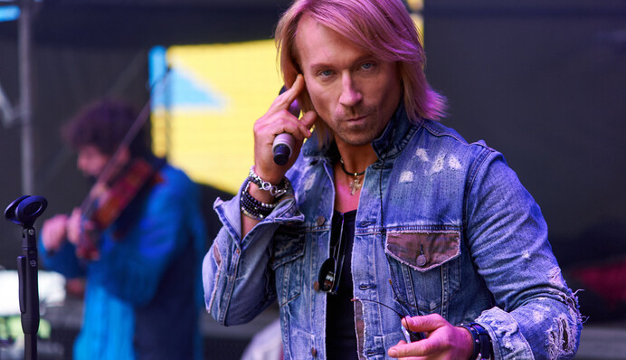 Лечит, успокаивает детей, приносит радость: поклонницы украинской звезды рассказали о его целебном голосе