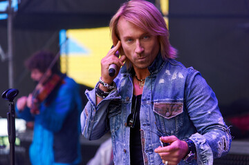 Лечит, успокаивает детей, приносит радость: поклонницы украинской звезды рассказали о его целебном голосе