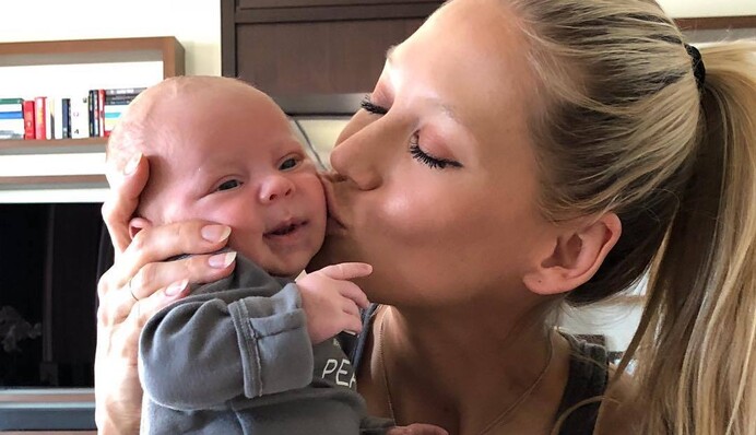 Курникова с маленькой дочкой станцевала под хит Иглесиаса: трогательное видео