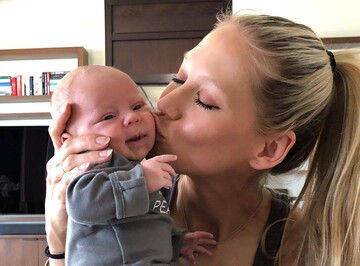 Курникова с маленькой дочкой станцевала под хит Иглесиаса: трогательное видео