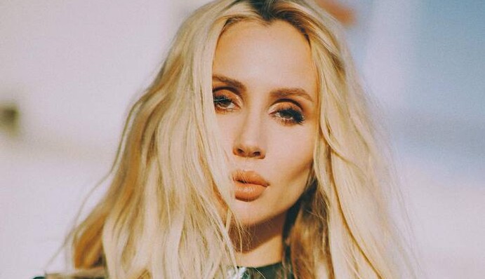 В сети перессорились из-за отца новорожденного ребенка Лободы