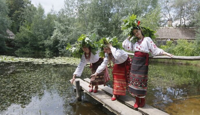 Дожди, но не везде: прогноз погоды в Украине на Троицу, финал Лиги чемпионов и все выходные