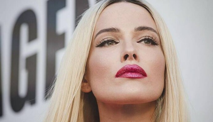 Тень подвела: украинскую певицу раскритиковали за фото в купальнике