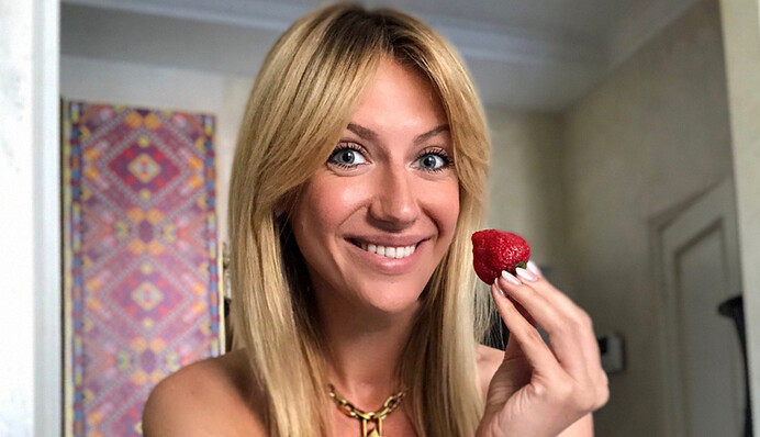 Популярная украинская телеведущая взбудоражила сети фото топлес с клубникой