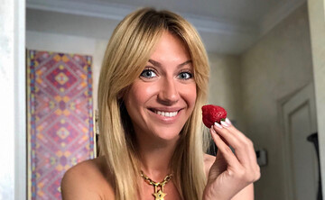 Популярная украинская телеведущая взбудоражила сети фото топлес с клубникой