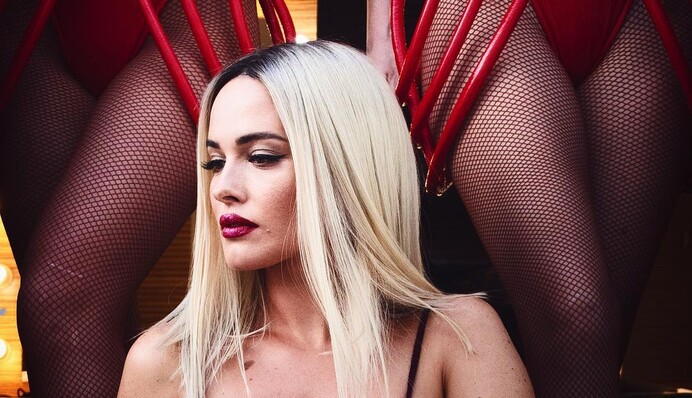 Украинская певица случайно оголила грудь во время концерта: пикантное видео