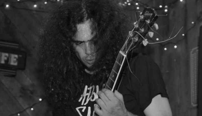 Известный музыкант умер нелепой смертью