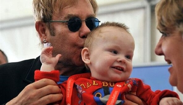 Элтон Джон встретился с мальчиком с Донбасса, которого не смог усыновить 9 лет назад: опубликованы фото