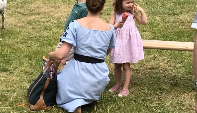 Заботливая мама: появились новые фото Кейт Миддлтон с детьми