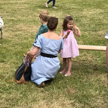 Заботливая мама: появились новые фото Кейт Миддлтон с детьми