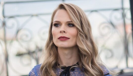 На Окружной в парике и с вином: Фреймут возмутила поклонников провокационным фото