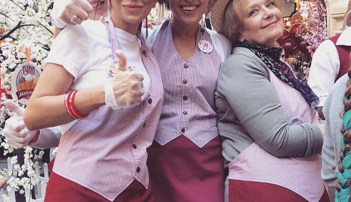 Ани Лорак устроилась продавцом мороженого в Москве: опубликованы фото и видео