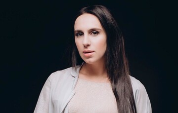 Бегали за ним по парку, когда гулял с ребенком: украинская певица рассказала об охоте росСМИ на ее родных