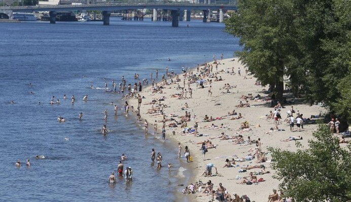 Бурі та різкі стрибки температури: синоптики розповіли, яким буде літо в Україні