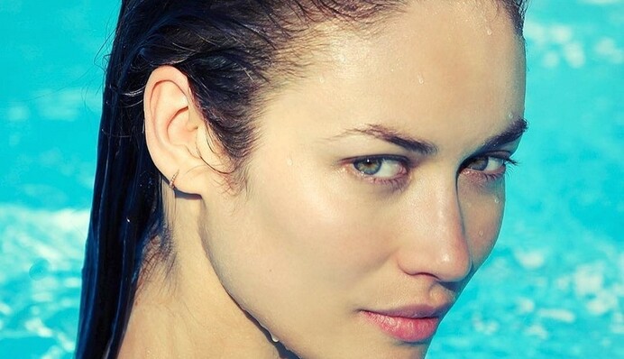 Голливудская звезда из Украины похвасталась фигурой в купальнике: пикантное фото