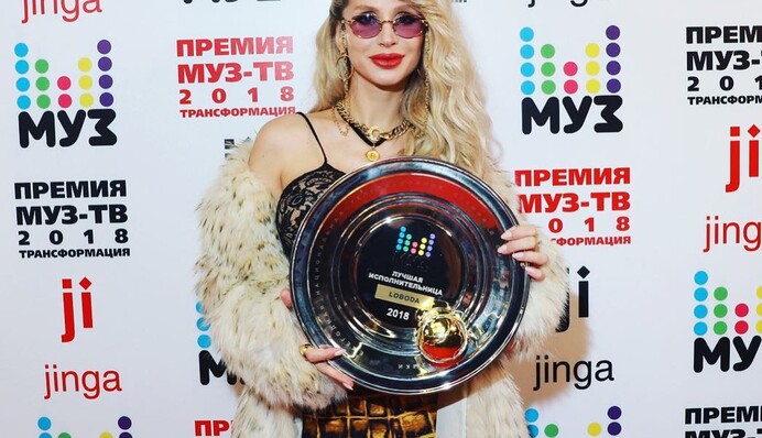 Украинские певицы получили награды-тарелки в Москве: опубликованы фото и видео