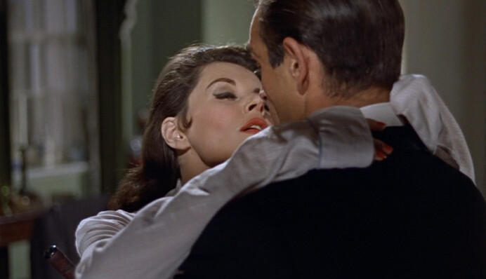 Умерла первая девушка Джеймса Бонда: биография и фото Юнис Гейсон