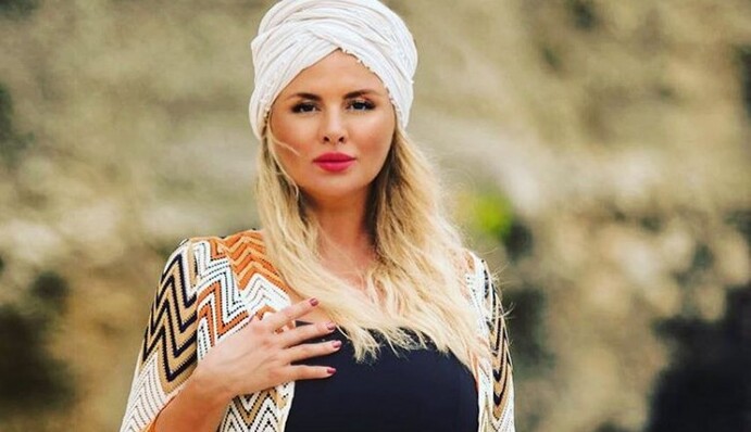 Это опухоль: известную российскую певицу прооперировали