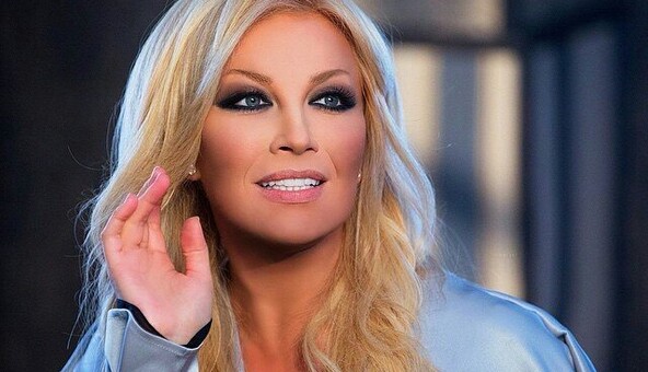 Поющая в России украинка привезла на съемки в Киев странную партнершу: опубликовано видео