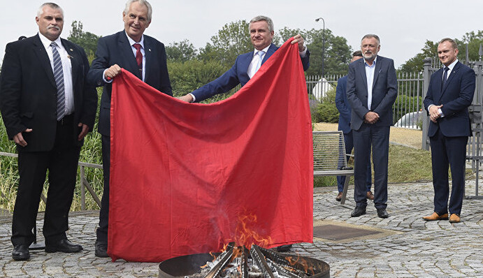 Европейский друг Путина сжег трусы перед журналистами: опубликовано видео