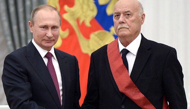 К Говорухину приехал важный гость с цветами